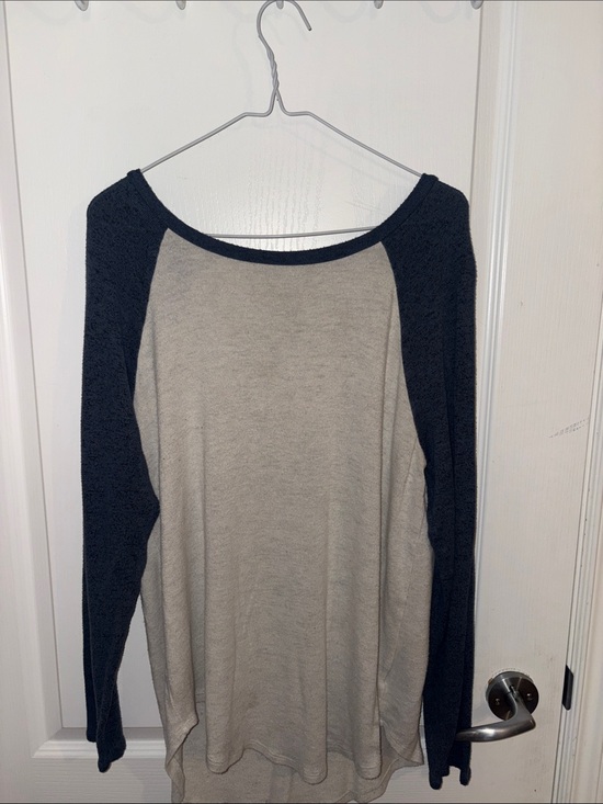 American Eagle Outfitters Tops - Women’s American eagle long sleeve.